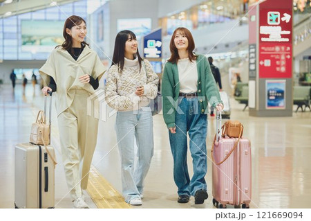 空港内を歩く女性 121669094