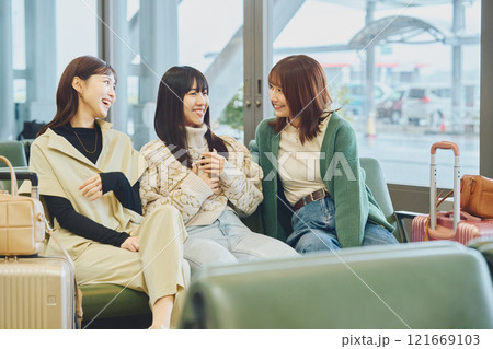 空港内にいる女性 空港内にいる女性 121669103