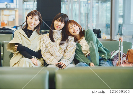 空港内にいる女性 空港内にいる女性 121669106