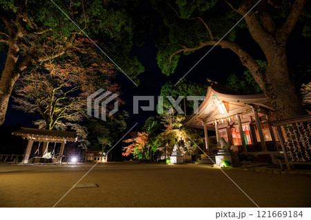 ライトアップされた秋の宝満宮 竈門神社 福岡県太宰府市 ライトアップされた秋の宝満宮 竈門神社 福岡県太宰府市 121669184