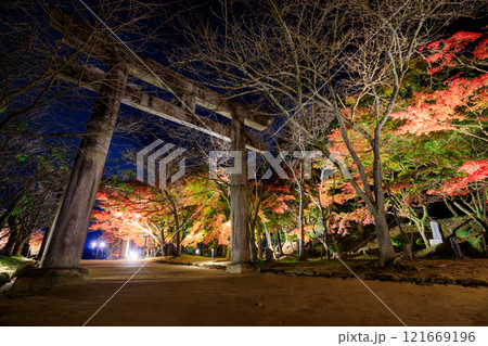 ライトアップされた秋の宝満宮 竈門神社 福岡県太宰府市 ライトアップされた秋の宝満宮 竈門神社 福岡県太宰府市 121669196