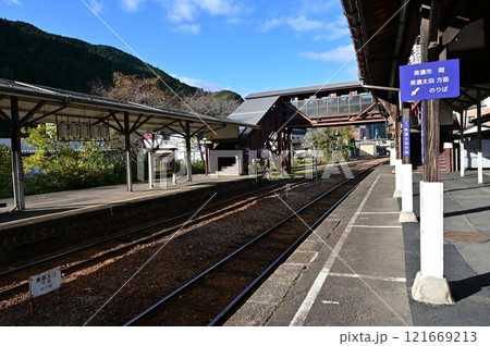 郡上八幡駅（長良川鉄道）越美南線のプラットホーム 121669213