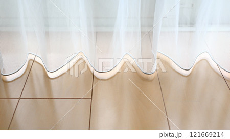 レースのカーテン　窓辺 121669214