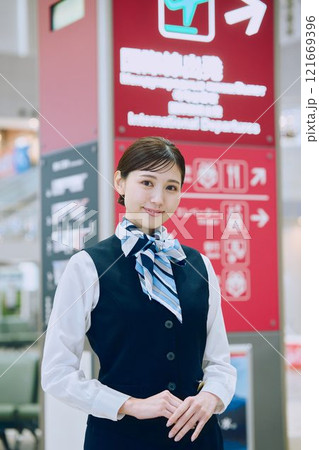 空港グランドスタッフの女性 121669396