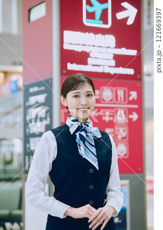 空港グランドスタッフの女性 空港グランドスタッフの女性 121669397