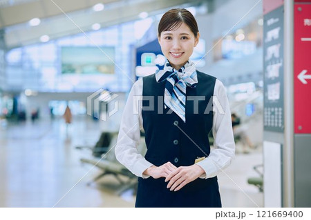 空港グランドスタッフの女性 空港グランドスタッフの女性 121669400