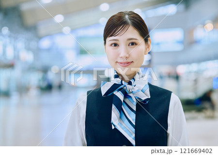 空港グランドスタッフの女性 121669402