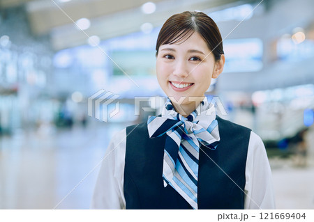 空港グランドスタッフの女性 121669404