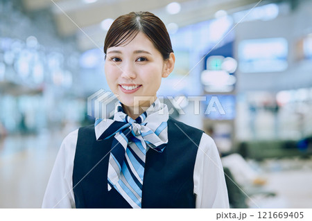 空港グランドスタッフの女性 121669405