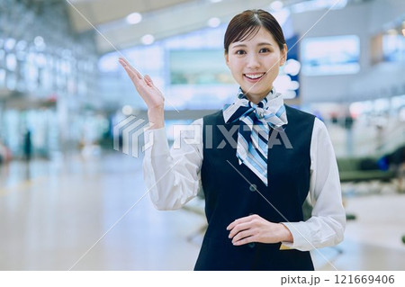 空港グランドスタッフの女性 空港グランドスタッフの女性 121669406