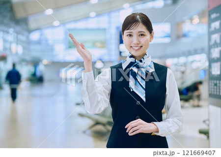 空港グランドスタッフの女性 121669407