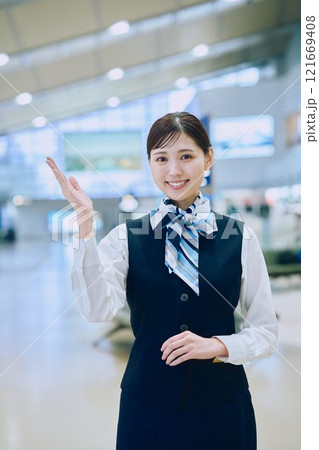 空港グランドスタッフの女性 121669408