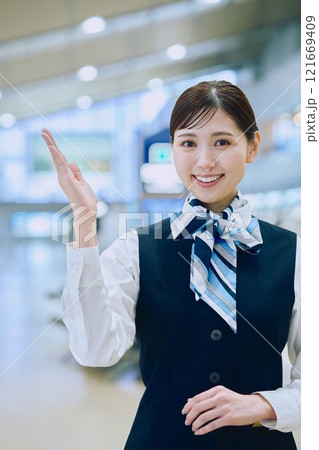 空港グランドスタッフの女性 空港グランドスタッフの女性 121669409