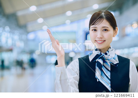 空港グランドスタッフの女性 121669411