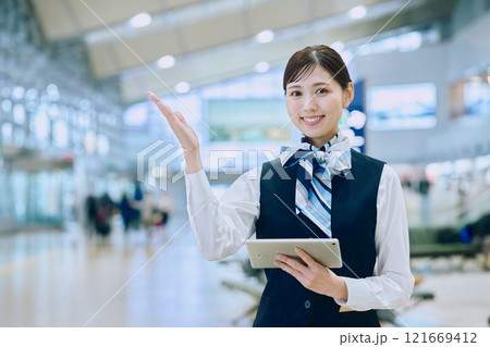 空港グランドスタッフの女性 121669412