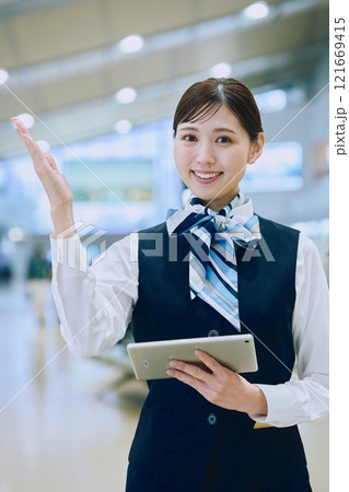 空港グランドスタッフの女性 121669415