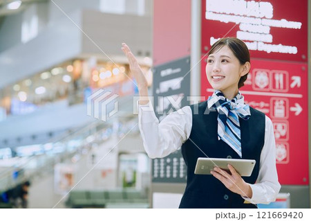 空港グランドスタッフの女性 空港グランドスタッフの女性 121669420