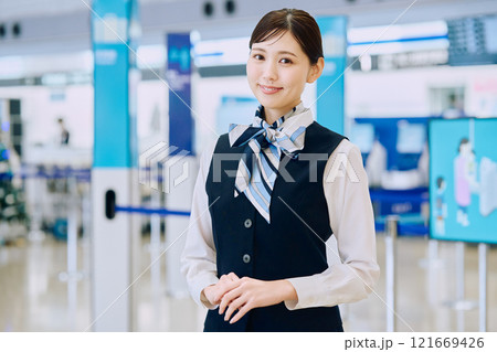 空港グランドスタッフの女性 121669426