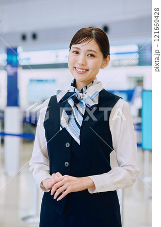 空港グランドスタッフの女性 121669428