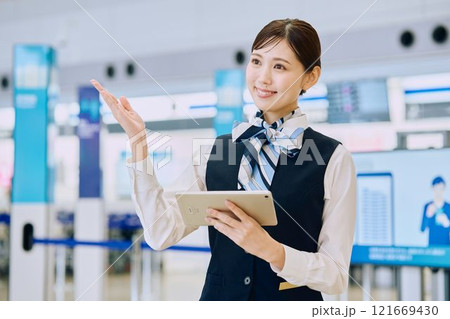 空港グランドスタッフの女性 121669430