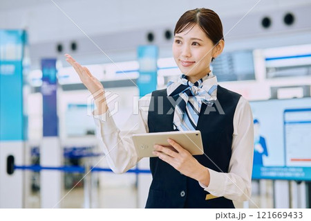 空港グランドスタッフの女性 121669433