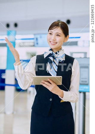 空港グランドスタッフの女性 121669435
