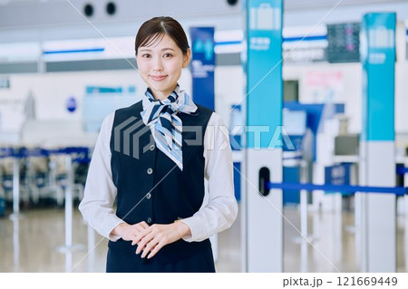空港グランドスタッフの女性 121669449