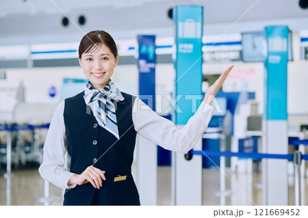 空港グランドスタッフの女性 121669452