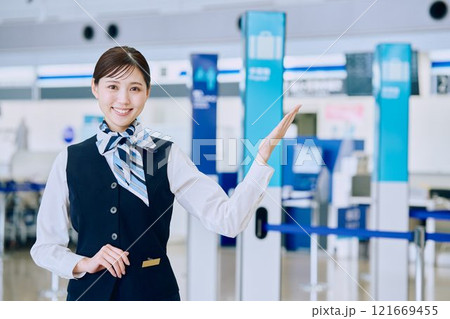 空港グランドスタッフの女性 121669455