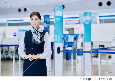 空港グランドスタッフの女性 121669456