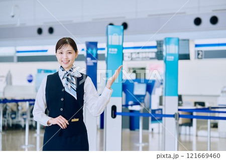 空港グランドスタッフの女性 121669460