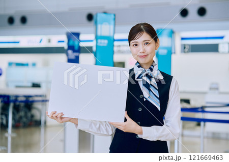 空港グランドスタッフの女性 121669463