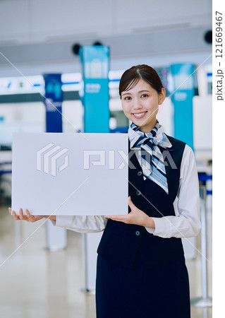 空港グランドスタッフの女性 空港グランドスタッフの女性 121669467