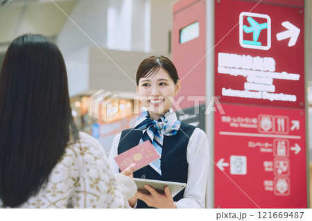 空港でグランドスタッフの案内を受ける女性 121669487
