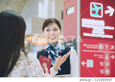 空港でグランドスタッフの案内を受ける女性 空港でグランドスタッフの案内を受ける女性 121669497