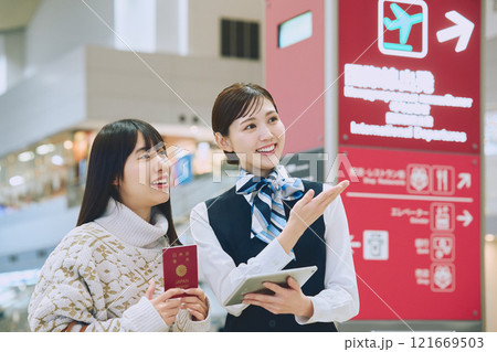 空港でグランドスタッフの案内を受ける女性 121669503