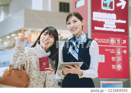 空港でグランドスタッフの案内を受ける女性 121669505