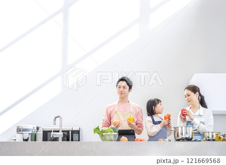 家族で一緒に料理 121669568