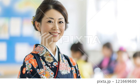 卒業式の女性教諭のイメージ01 121669680