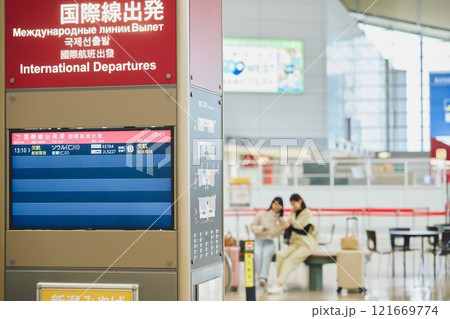 空港の案内板 121669774