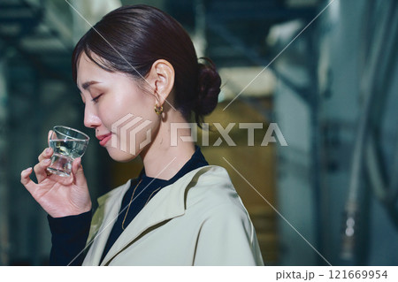 酒蔵で試飲する女性 121669954