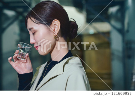 酒蔵で試飲する女性 酒蔵で試飲する女性 121669955