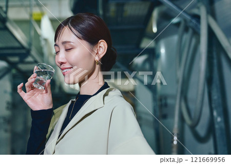 酒蔵で試飲する女性 121669956