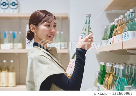 お店でお酒を選ぶ女性　撮影協力・今代司酒造 121669965