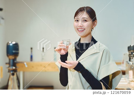 お酒を試飲する女性　撮影協力・今代司酒造 121670059
