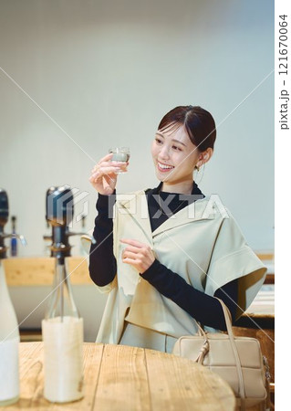 お酒を試飲する女性 撮影協力・今代司酒造 お酒を試飲する女性 撮影協力・今代司酒造 121670064