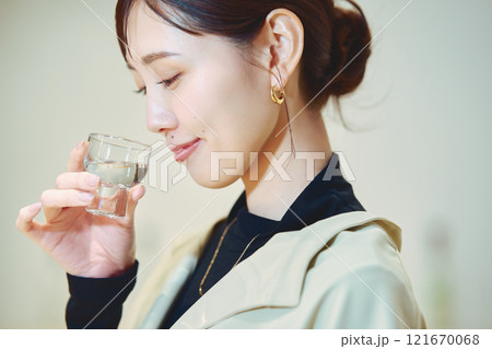 お酒を試飲する女性　撮影協力・今代司酒造 121670068