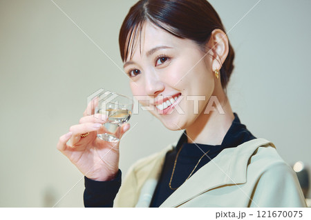 お酒を試飲する女性　撮影協力・今代司酒造 121670075