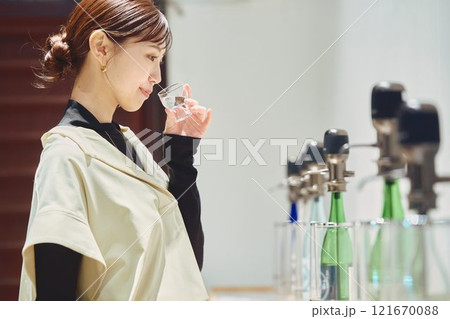 お酒を試飲する女性　撮影協力・今代司酒造 121670088