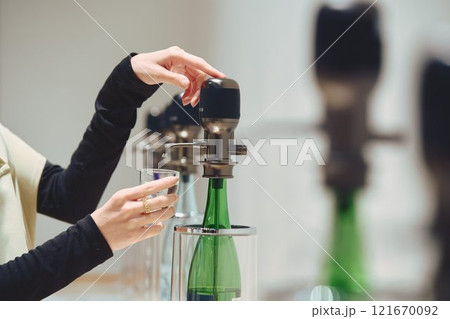 お酒を試飲する女性　撮影協力・今代司酒造 121670092